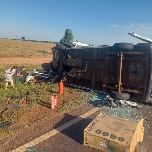 Acidente com van da saúde deixa 3 mortos e 5 feridos na BR-163