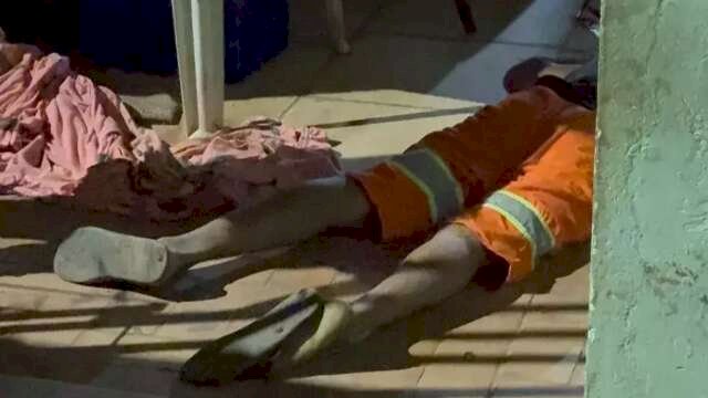 Homem é executado a tiros na varanda de casa e atirador foge de moto