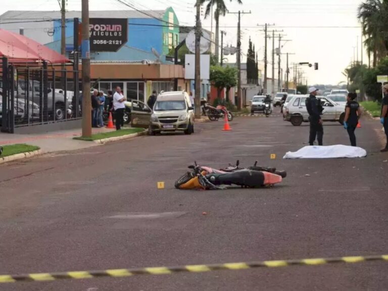Motociclista bate em canteiro, “voa” e morre após atingir árvore