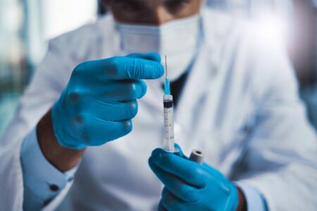 Passa mal ao tirar sangue? Veja sete dicas para lidar com o medo de agulha