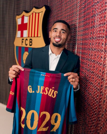 Barcelona anuncia contratação de Gabriel Jesus; brasileiro exalta elenco com palavrão