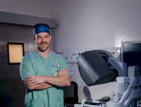 Robô em cirurgia plástica: brasileiro avança no uso da tecnologia para lifting facial