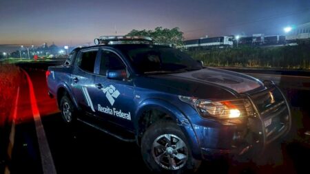Homem é preso com anabolizantes e emagrecedores escondidos em fundo falso