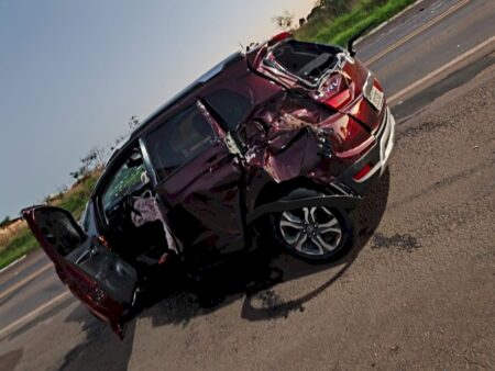 Grave colisão entre carro e caminhão é registrada na BR-376, em Ivinhema