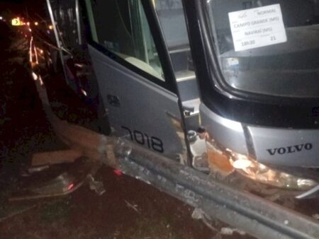 Ônibus com destino a Naviraí perde controle e sai da pista na BR-163