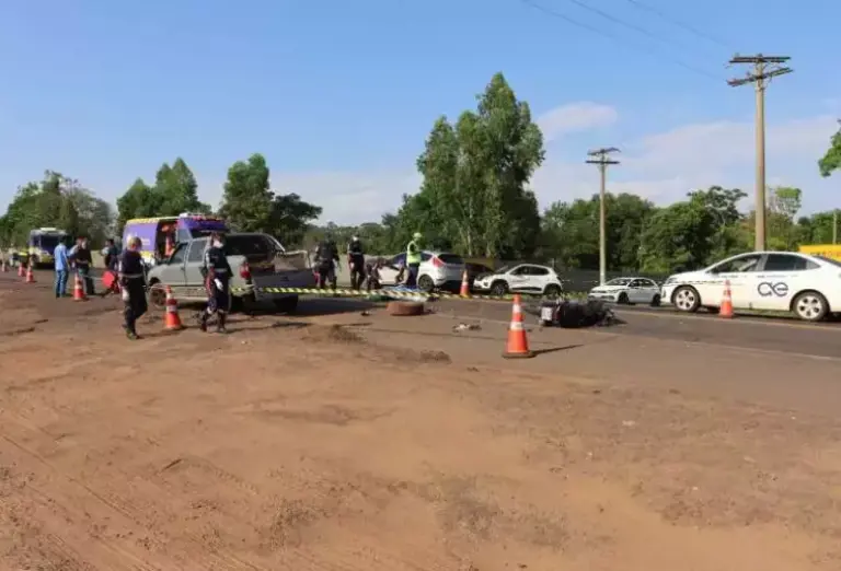 Motos e caminhonete se envolvem em acidente e uma pessoa morre