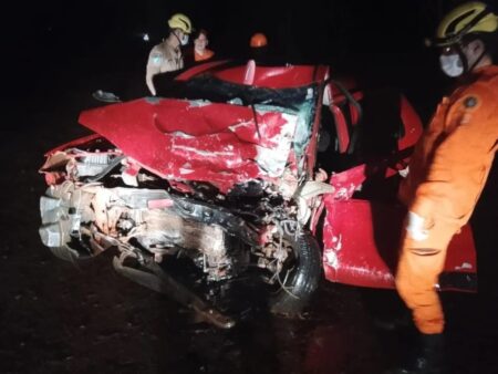 Colisão entre carro e carreta deixa três mortos na BR-158 em Três Lagoas.