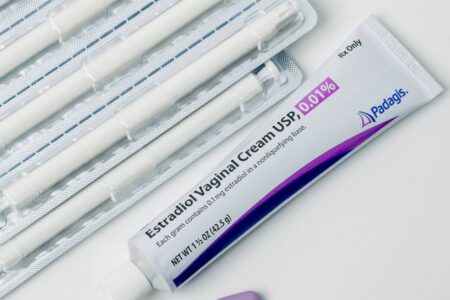 Uso de estrogênio vaginal cresce como opção segura para ressecamento e dor na menopausa