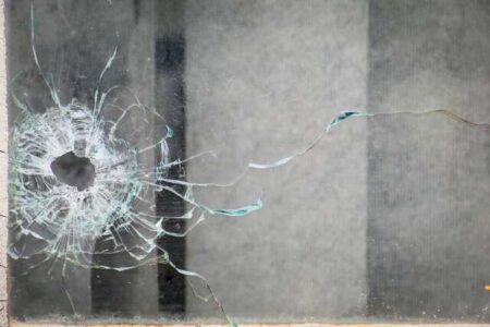 Adolescente de 15 anos é baleado no peito em adega por dupla em moto