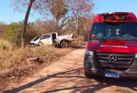 Idoso morre após caminhonete capotar em rodovia