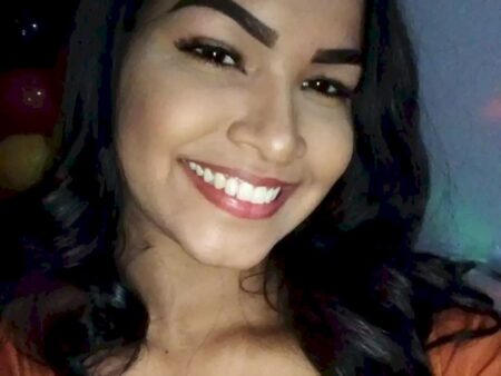 A caminho de consulta do filho, jovem morre em acidente com carreta