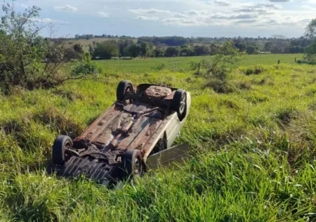 Corolla capota e motociclista fica ferido em acidente na BR-376 em Ivinhema.