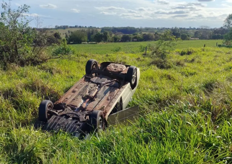 Corolla capota e motociclista fica ferido em acidente na BR-376 em Ivinhema.