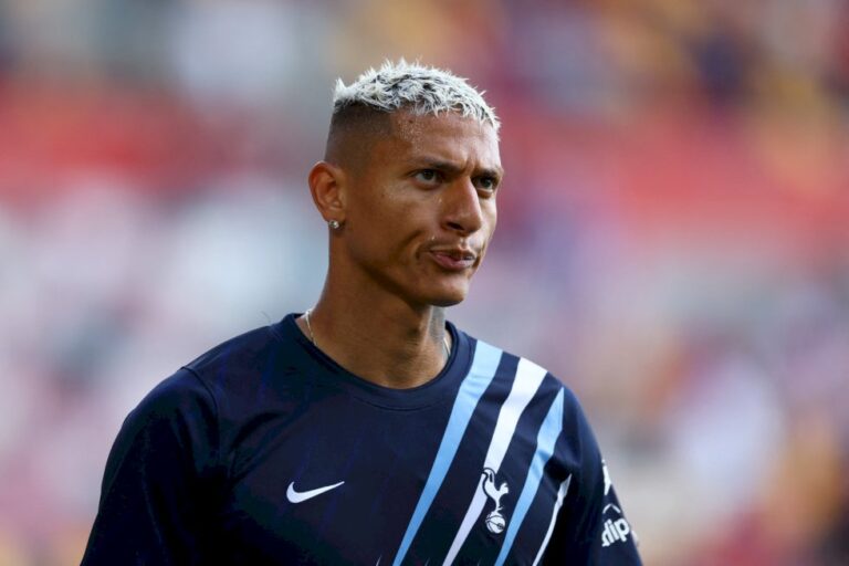 Clube de Salah oferece salário 3 vezes maior a Richarlison; veja detalhes