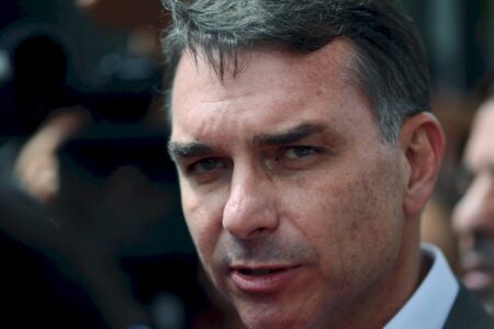 Flávio chama Moraes de ‘advogado de Vorcaro’ e diz que ministro pode não ter condições de seguir no STF