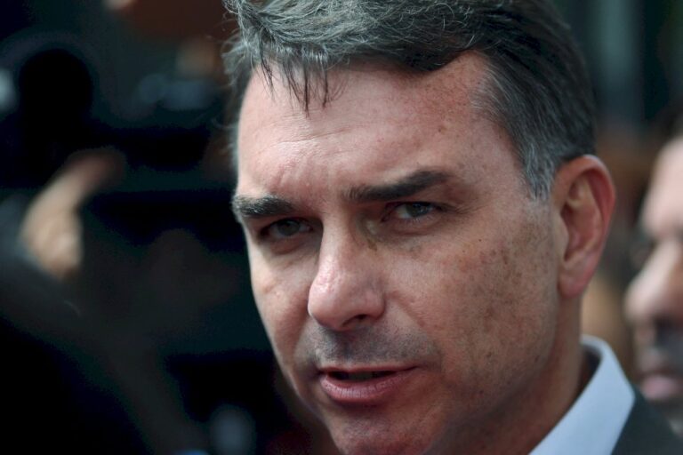 Flávio chama Moraes de ‘advogado de Vorcaro’ e diz que ministro pode não ter condições de seguir no STF