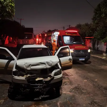 Carro bate em poste e passageiro fica ferido em Nova Andradina.
