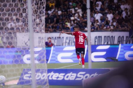 Rival ajuda contra o Palmeiras, e Flamengo assume liderança