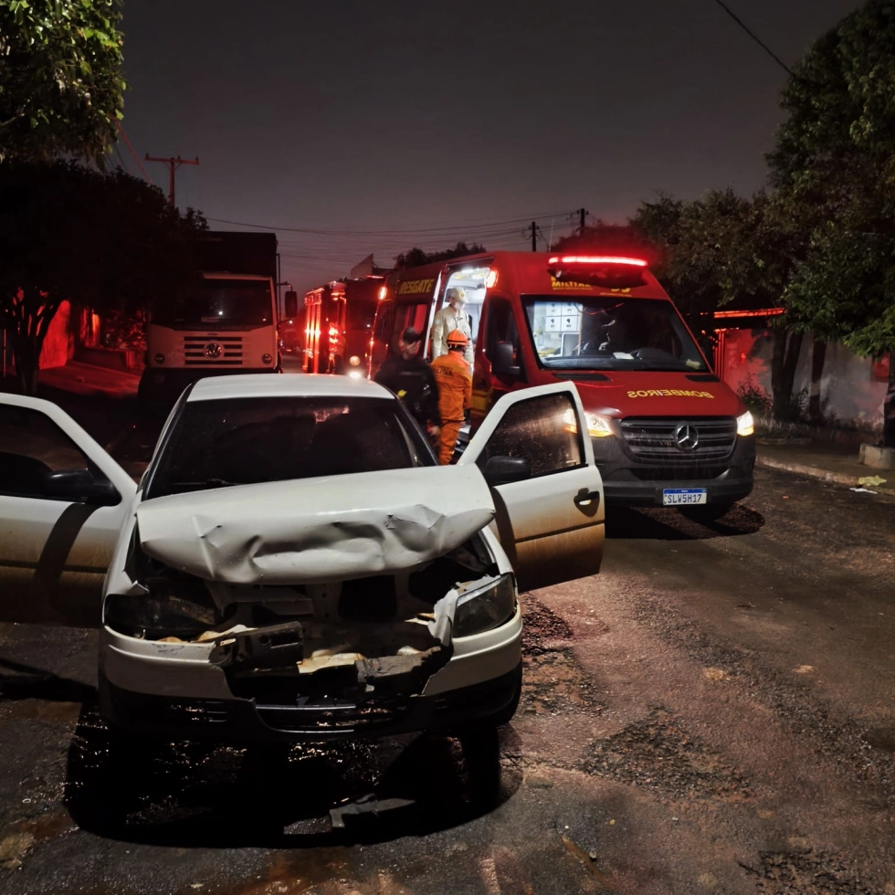 Carro bate em poste e passageiro fica ferido em Nova Andradina.