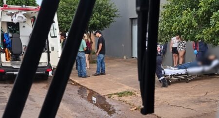 Mulher perde controle de carro, bate em poste e é socorrida pelo Samu em Nova Andradina