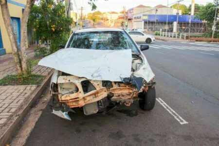 Sob efeito de álcool, motorista atinge moto e deixa condutor gravemente ferido