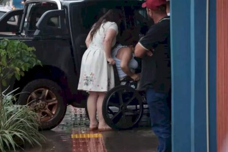 ‘Vou ser enterrada com ele’, diz mãe de adolescente morto em acidente de moto com ônibus