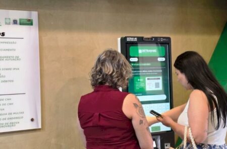 Novos totens do Detran-MS permitem parcelar débitos e emitir guias