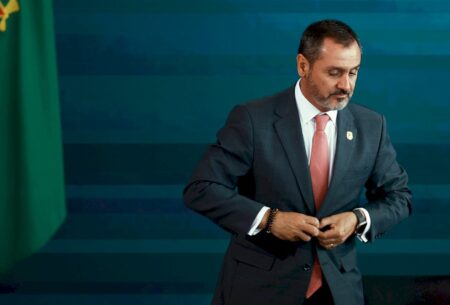 Flávio Bolsonaro abre denúncia contra diretor da PF por divulgar investigação contra a direita sem provas