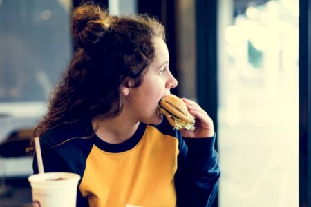 Somado a estresse, horário do jantar pode influenciar na saúde intestinal