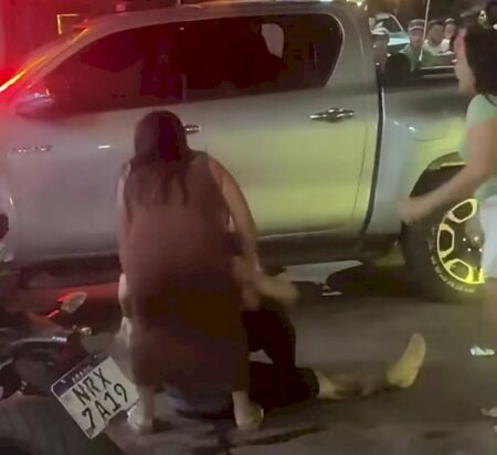 Adolescente vai até carro do pai, pega arma e atira em várias pessoas em carreata política em MS