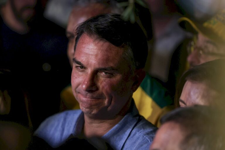 Governo Trump diz que concederá vistos a Flávio Bolsonaro e sua família