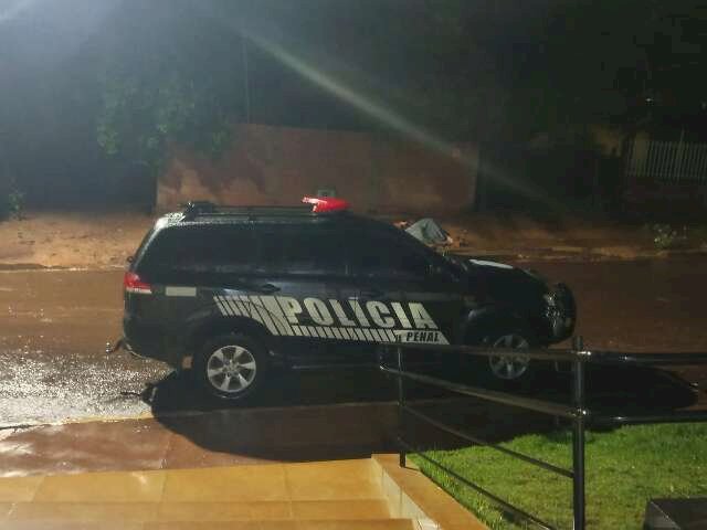 Bêbado furtou viatura no pátio de presídio durante tempestade