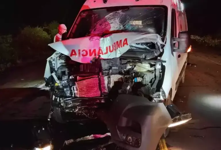 Motociclista morre após colisão frontal com ambulância