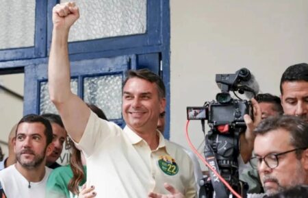 Flávio Bolsonaro mantém vantagem sobre Lula no segundo turno, aponta análise de dez pesquisas