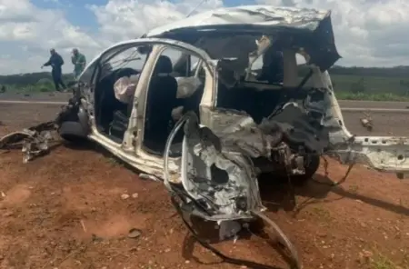 Jovem de 19 anos morre em colisão entre carro e carreta na BR-267, em Bataguassu.