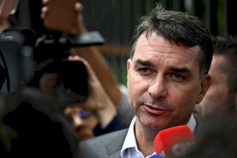 TSE manda PT apagar post que diz que Flávio Bolsonaro planeja corte de R$ 250 bilhões