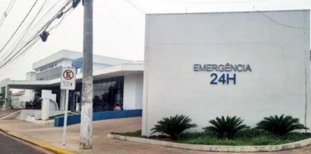 Mulher tenta sequestrar bebê dos braços de adolescente em posto de saúde