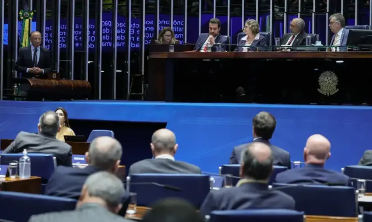 Fim da escala 6×1: Senado prevê votação de proposta que reduz jornada para 40 horas semanais.