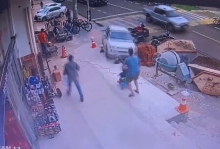Motorista invade calçada, atropela pai e bebê e foge sem prestar socorro em MS