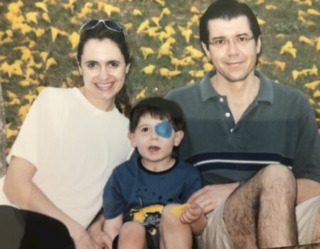 ‘Desapego com dor e amor’: pai narra a vida do filho que conviveu uma década com câncer | Conta-Gotas