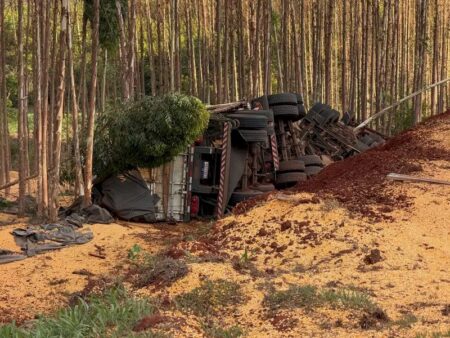 Motorista morre preso às ferragens após carreta com milho tombar em MS