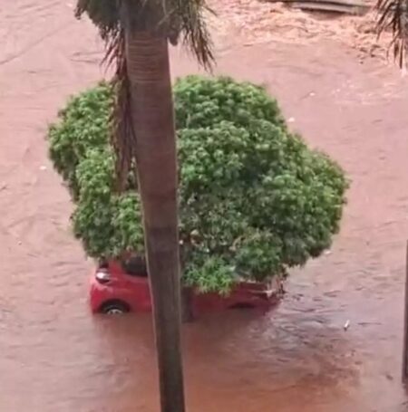 Chuva alaga avenida em Campo Grande e carro fica parcialmente submerso