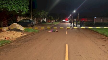 Rapaz tenta se esconder atrás de Corsa, mas acaba morto a tiros em MS