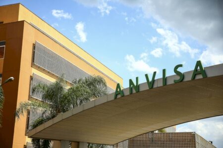 Pacientes relatam demora da Anvisa na liberação de medicamentos importados; agência alega alta demanda