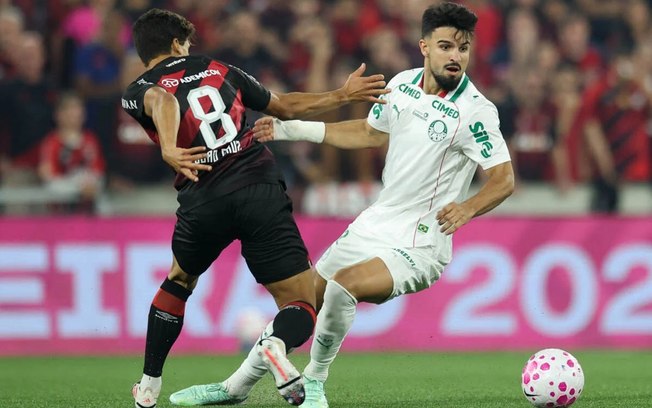 Com um a menos, Palmeiras bate Athletico na Arena da Baixada