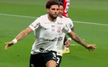 Com Seedorf na arquibancada, Corinthians empata com Vitória em casa
